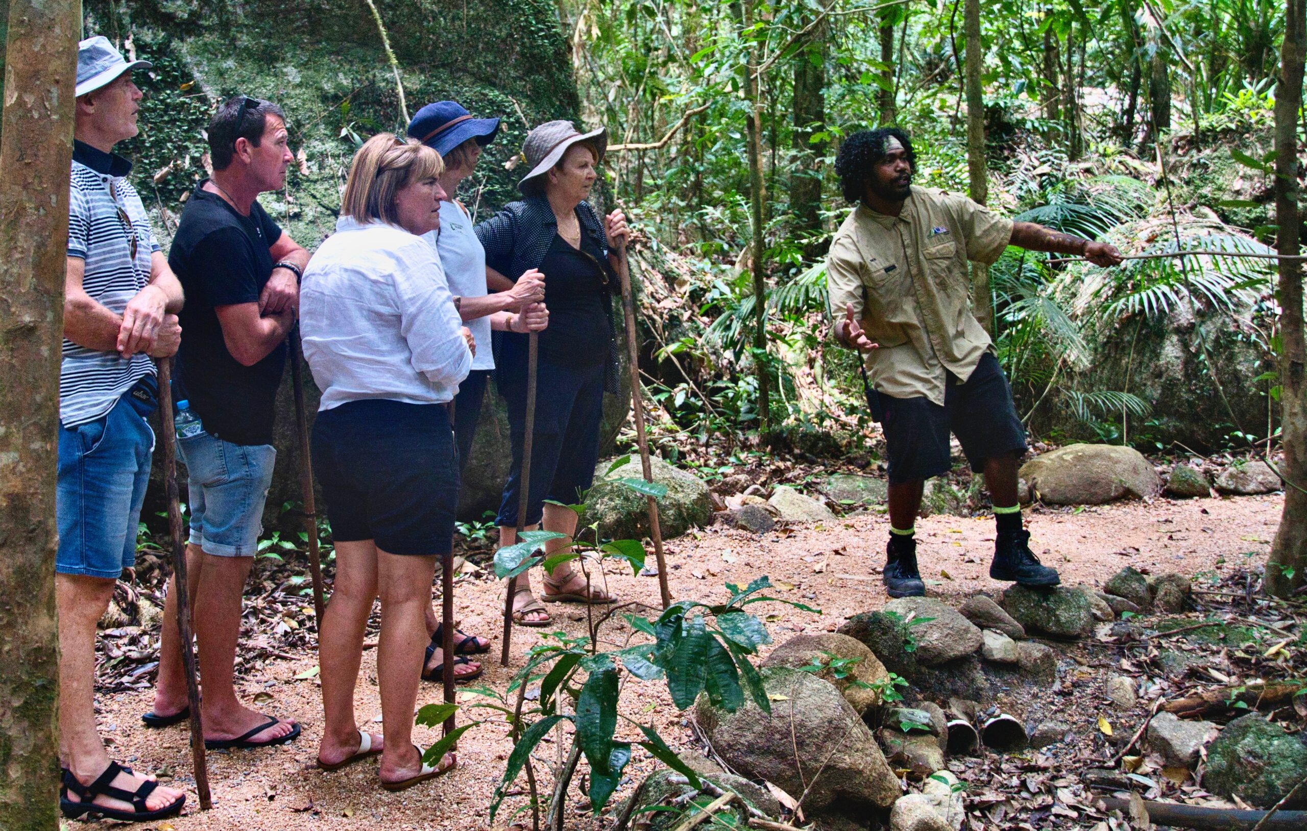 tour-guide-6816049